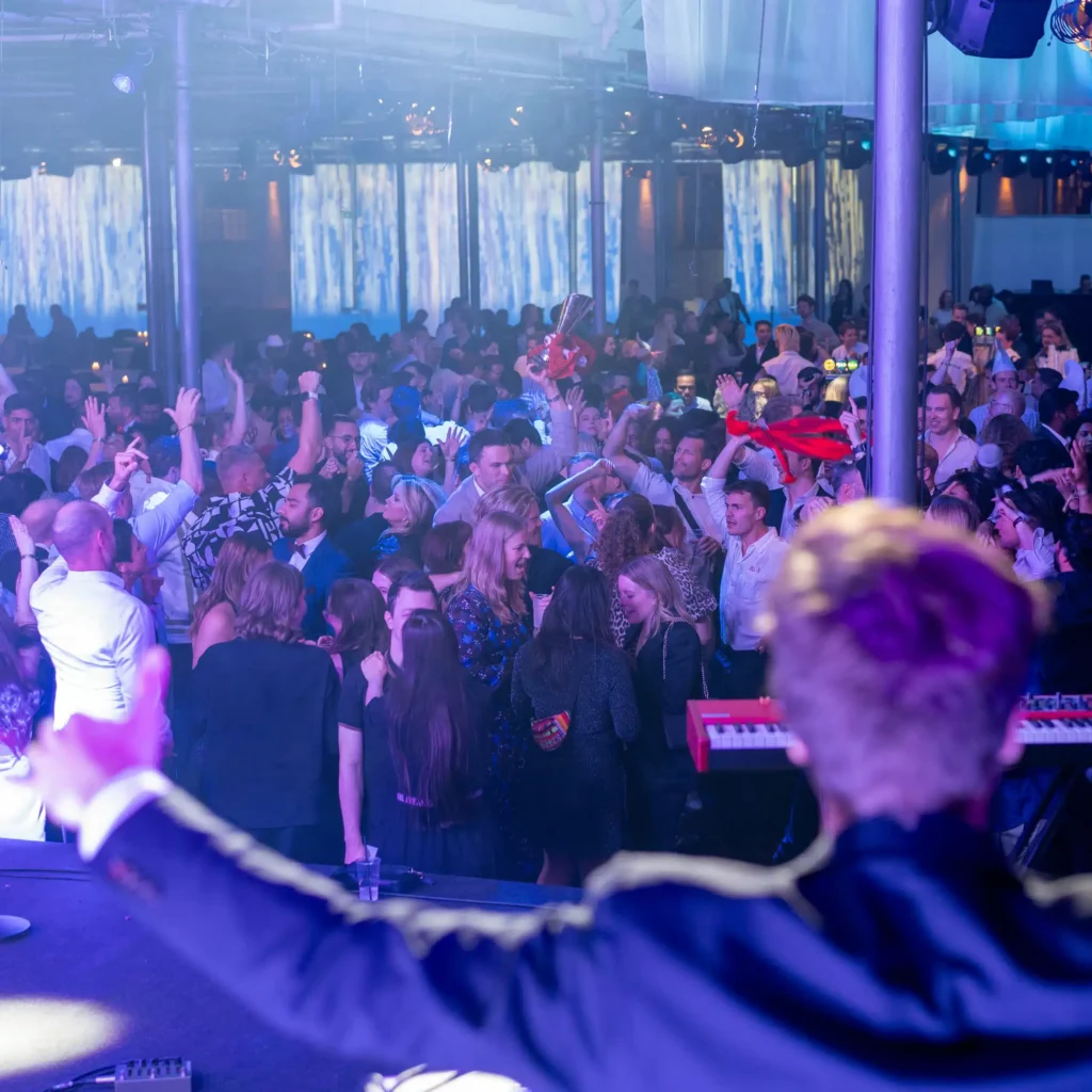 Lej DJ i København til Firmafest DJona